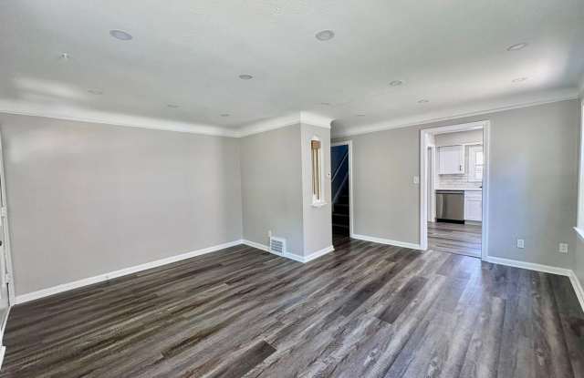 4165 Harwood Rd, South Euclid: 4 Bedrooms 2 full Bath Gallery 3