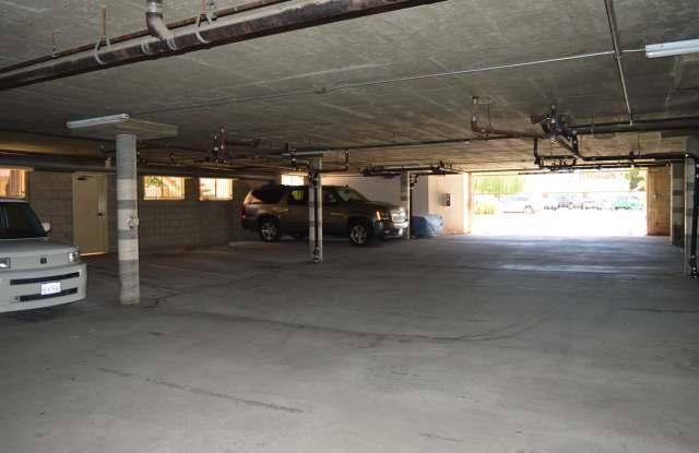 2 BR, 1 and 1/2 BA Condo with 2 Parking Space Gallery 4