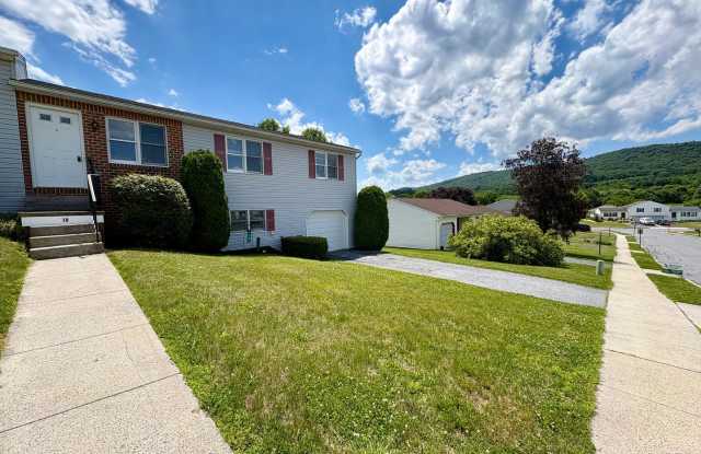 3 Bedroom 1.5 Bathroom House Available in Dillsburg! photos photos
