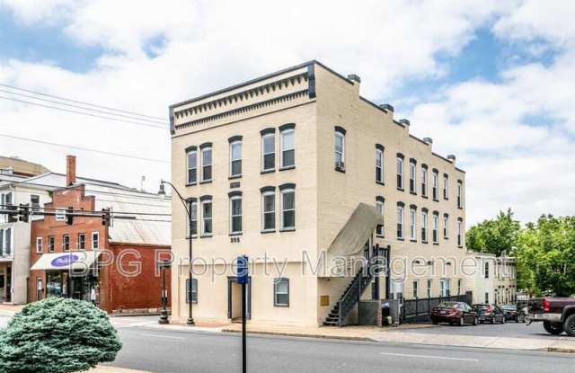 20 W Wolfe Gallery 2