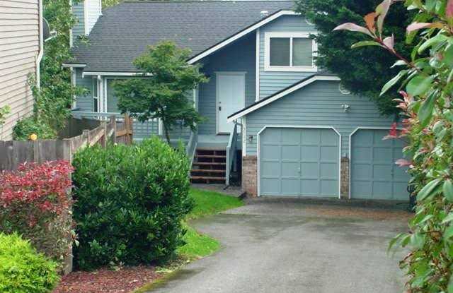3 Bedroom + 2 Bath +Family Room Tri-Level Lynnwood $2950 per Month photos photos