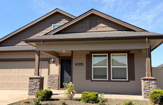4 bedroom 2 bath large loft area upstairs / All bedrooms downstairs photos photos