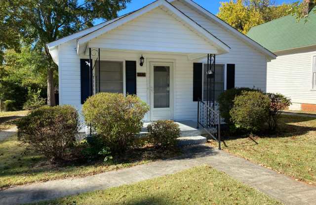 2 bedroom / 2 bathroom Ranch Style House ~ 1234 Daladams St ~ Large Yard!! - 1234 Daladams Street, Raleigh, NC 27603
