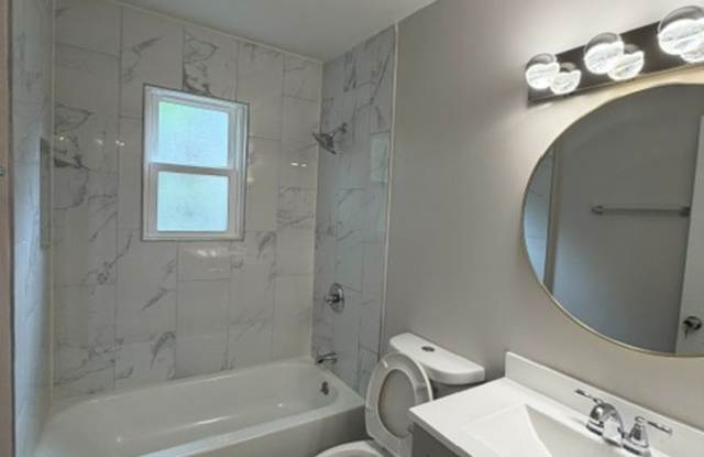 Room in 2 Bedroom Home in West End Gallery 4