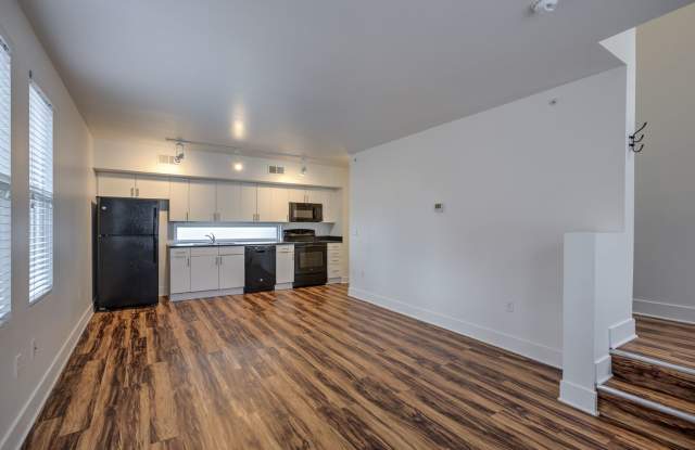 Beautifully located in the heart of Council Bluffs!! - 120 West Pierce Street, Council Bluffs, IA 51503