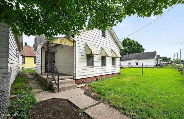 Spacious Toledo Home with Large Yard Gallery 4