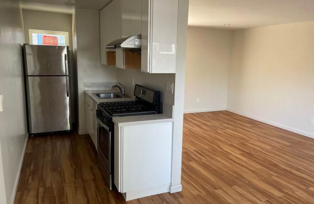 2 bedroom few blocks from Lake Merritt! Off-street parking! Private balcony! Common outdoor space! photos photos