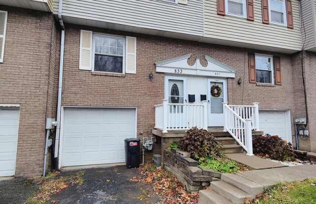 *Well-Maintained 3BD/1.5BA Townhouse Available in West Mifflin* - 833 Blackberry Street, West Mifflin, PA 15122