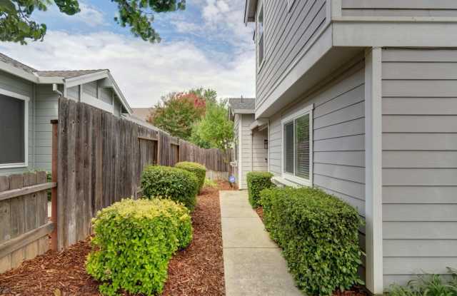 Gated Laguna Mirage Community: 3 bedrooms, 3 full bathrooms Gallery 4
