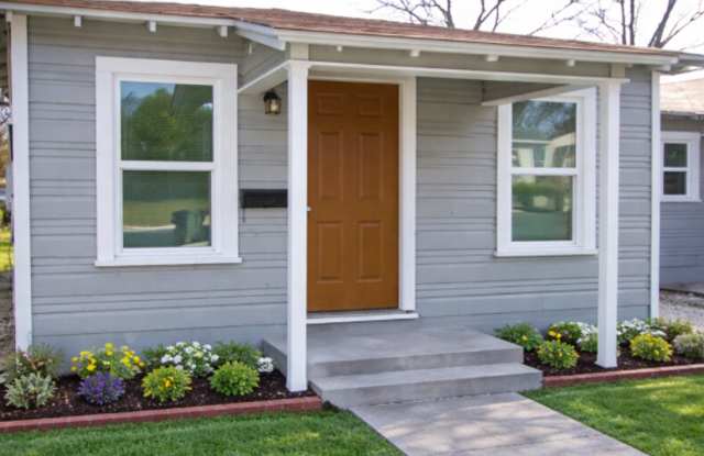936 Poinsettia Gallery 3