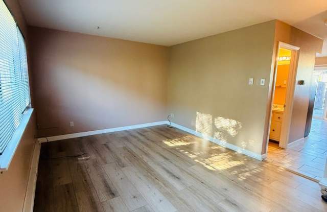 3 bedroom 1.5 bathroom - Two story condominium Gallery 4