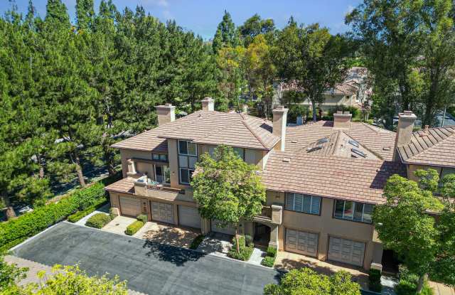 Bright & Private Corner-Unit Townhome in Tustin Ranch's Cantada Community Gallery 1