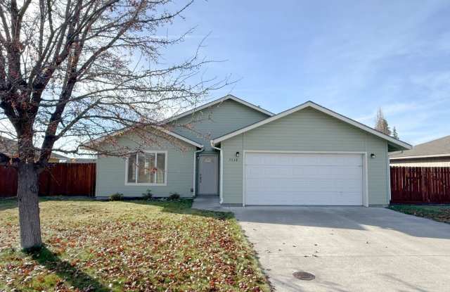 Three Bedroom, Two Bath House - 7438 Boyd Place, Altamont, OR 97603