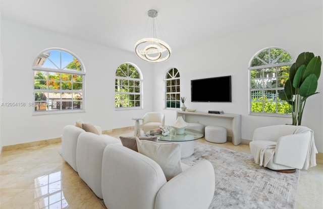 145 West Sunrise Avenue Gallery 1