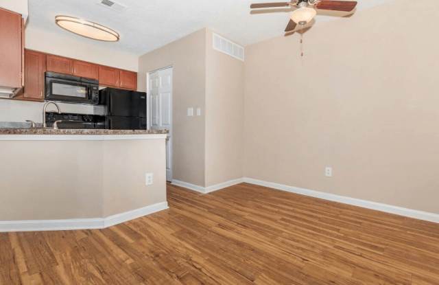 Cross Creek Apartments Gallery 1