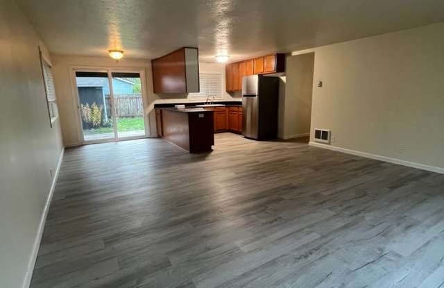 3-Bedroom 1 1/2 bathroom home in Springfield photos photos