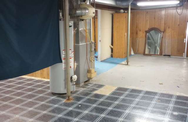 Nice 3 bed 1 bath house with large garage and basement!!! Gallery 3