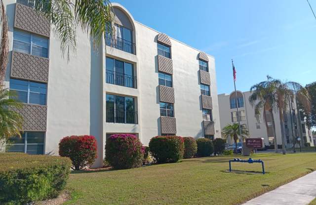 Sunny suite is SWEET in north St Pete - 2/1 near shopping  transit photos photos