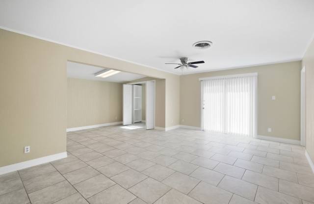 Centrally Located 3-Bedroom Home with Additional Back Apartment Gallery 3