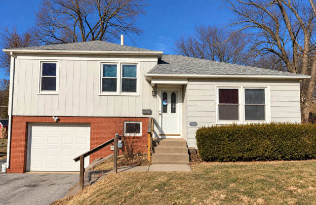 Spacious Rock Island Home with Family Room and Garage! Gallery 1