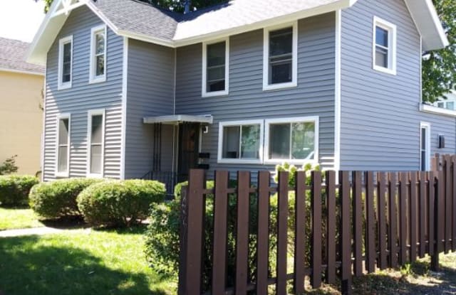 415 1/2 Center St - 415 1/2 Center St, Winona, MN 55987