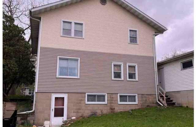 5 Bedroom / 2.5 Bathroom For Rent Gallery 3