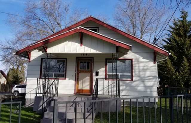 Pacific Terrace Neighborhood - 1841 Esplanade Avenue, Klamath Falls, OR 97601