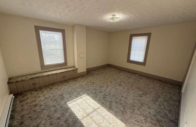 Country Charmer in Clover Hill in Dayton – Spacious 2-Bedroom Home with Beautiful Views! Gallery 4