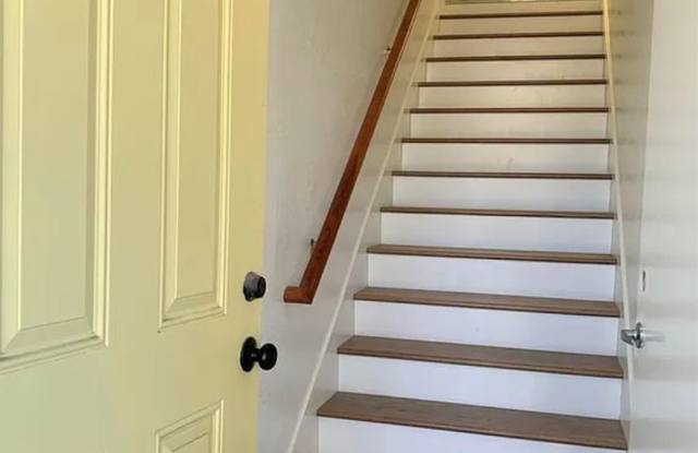 Upstairs 2 bed/1bath with ample parking in IB Gallery 4