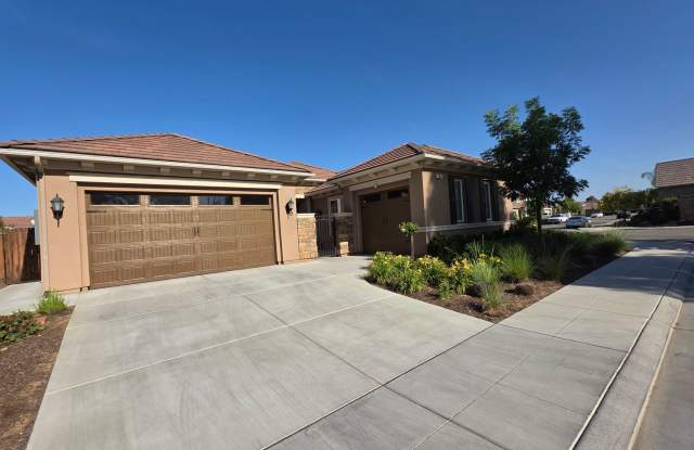Gorgeous 4 Bedroom 3 Bath Home with a Pool and SOLAR in Clovis! photos photos