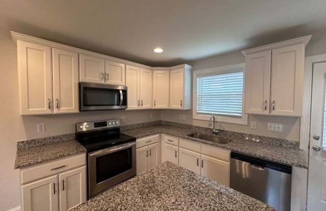 Modern 3BR/2.5BA Duplex – Perfect Location, Plenty of Space! Gallery 1