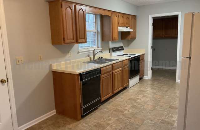 Spacious ranch style 2 bedroom, 2 bath with garage apartment located in Manchester TN Gallery 3