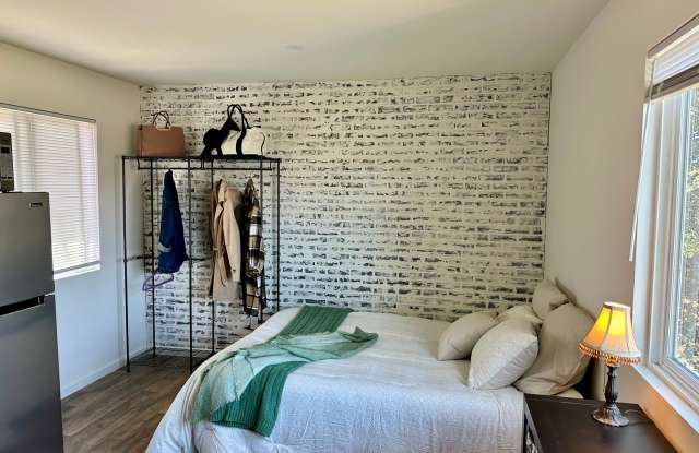Studio Available in West Petaluma - Utilities included photos photos