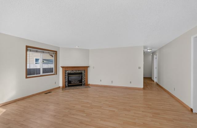 Spacious Single Level 3bed/2 bath w/ 3 car garage Gallery 4