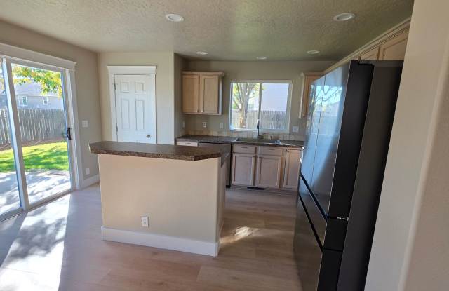 Large 4 Bedroom Home in Caldwell Gallery 4