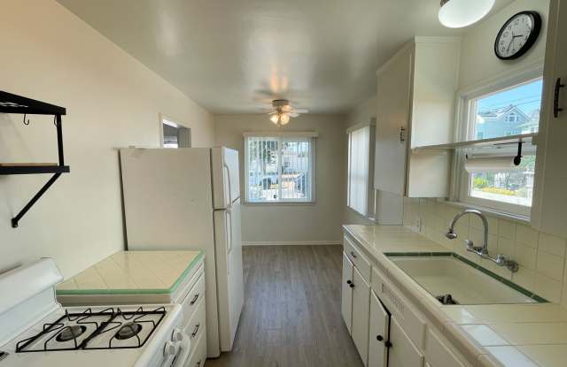 1BR/1BA Home with detached 2 Car Garage! Minutes from the beach! Gallery 3