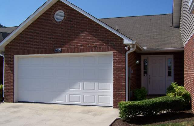 3 bed, 2 bath, 2 car garage townhouse w/ bonus room in North Knoxvillew/ fenced yard photos photos