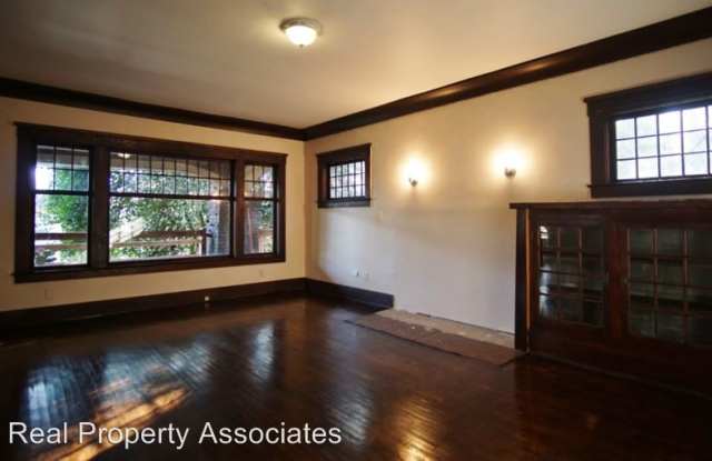 2109 Aurora Avenue Gallery 3