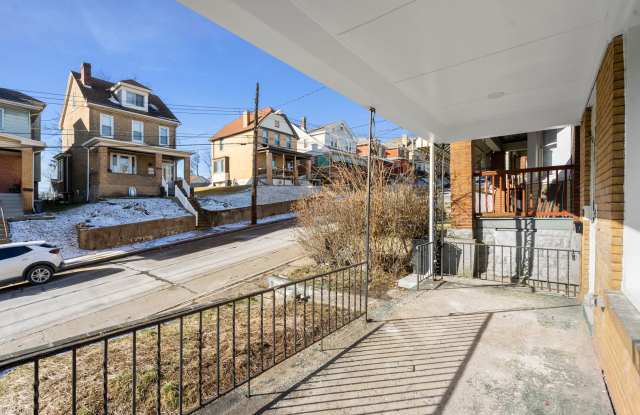 3 Bed/1 Bath Home - Central AC, 2nd Floor Laundry - Available September 10th! Gallery 4