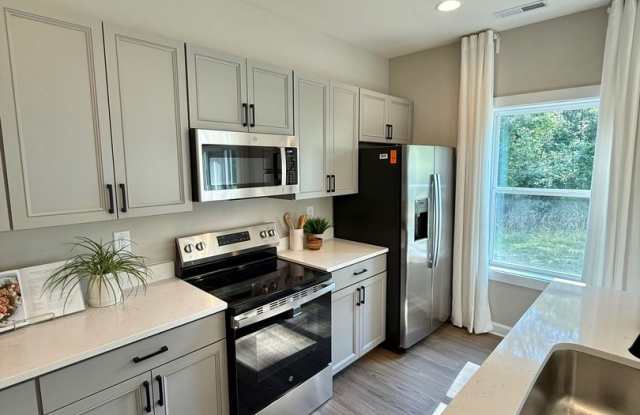Beautifully renovated 4-bedroom, 2.5-bathroom Gallery 4