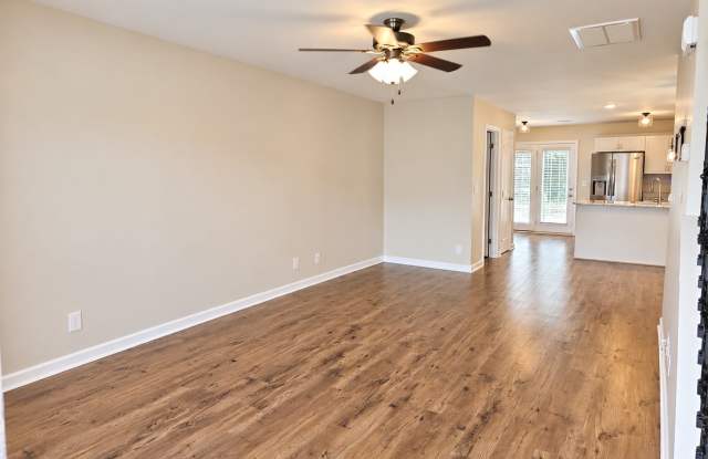 END UNIT!! 2 Bed/2.5 Bath Condo! Close to I-24!! Gallery 3