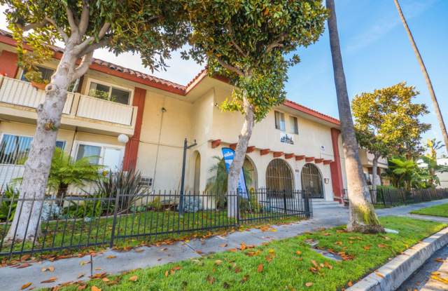 1645 N. Winona Blvd. photos photos