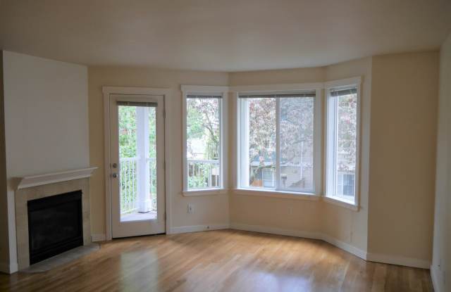 Lovely Lake City 3 Bed Townhome - 12532 26th Avenue Northeast, Seattle, WA 98125