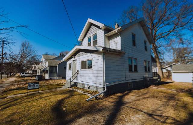 Very beautiful and updated three bedroom one bathroom house available for rent today! Gallery 3