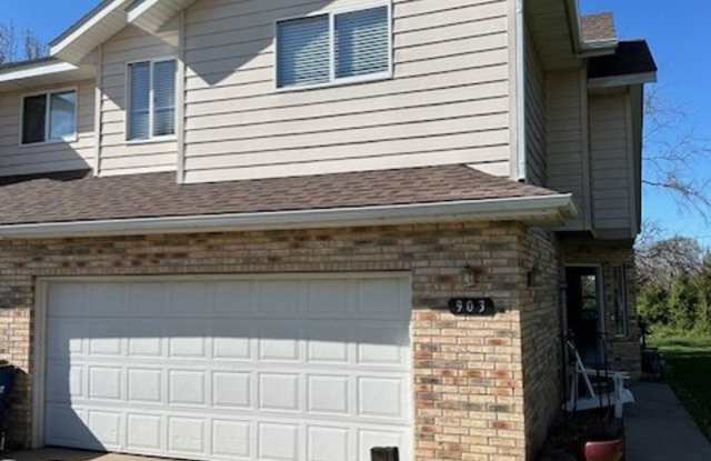 Spacious 4 Bedroom Duplex Located In Ozark! photos photos