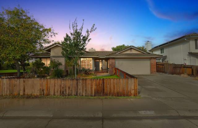 Spacious 4BR House in Galt - 680 Canyon Creek Way, Galt, CA 95632 Spacious 4BR House in Galt - 680 Canyon Creek Way, Galt, CA 95632