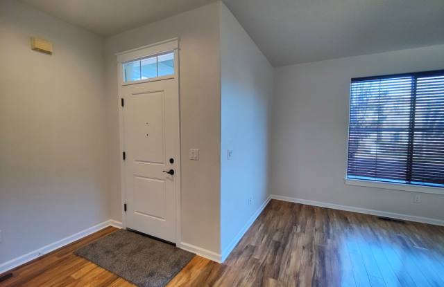 Beautiful 3x2.5 with fenced patio and upstairs bonus area - 20759 Smoke Stack Lane, Bend, OR 97701