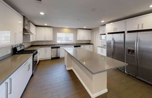 Huge Bedrooms, lots of Parking, closest to campus! photos photos