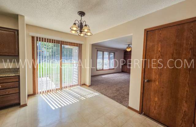 Charming 3 Bedroom in West Des Moines Home for Rent Gallery 3