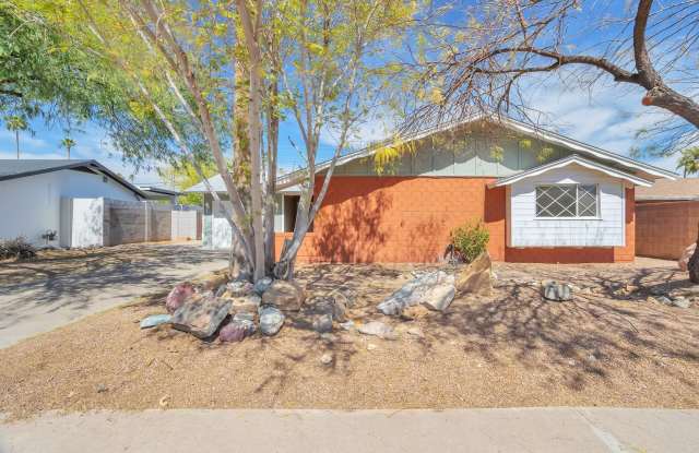 Spacious 3-bedroom, 3-bathroom home with an attached casita located in Scottsdale, AZ Gallery 4